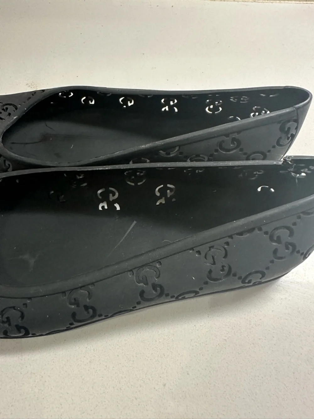 Gucci Black Rubber Flats Size 5 ( Left back Cracked, No Problem With Walk) - Picture 2 of 4